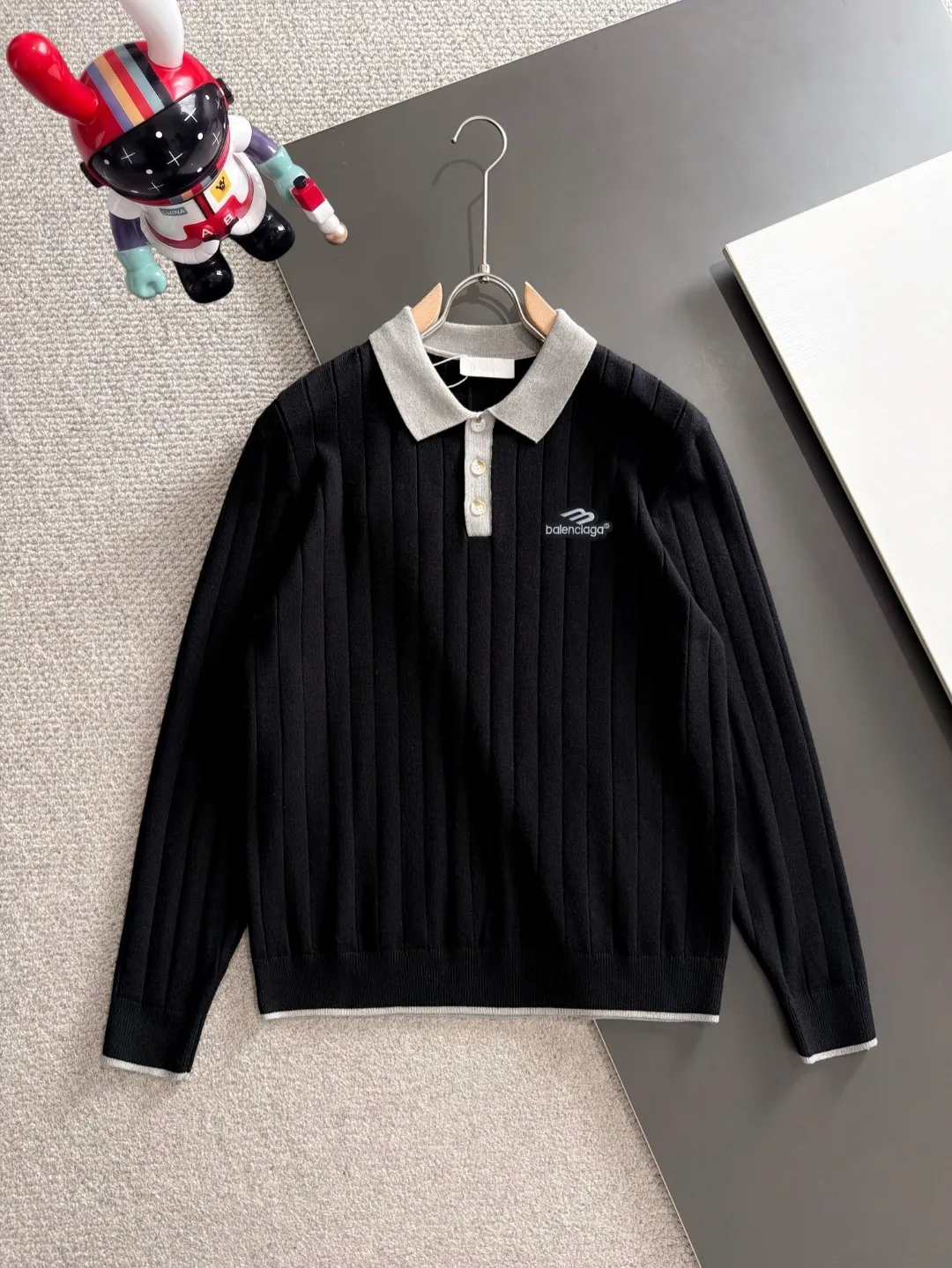 Next day shipping P195 Balenciaga high quality 2026 autumn and winter official website latest sweater, on sale at the same time at the counter Hot Sale! Specially made of wool blended fabric. It feels comfortable and can be directly in contact with the skin. The logo badge is exquisitely embroidered, which is extremely eye-catching! The details highlight the fashionable charm of big brands. Exquisite workmanship. Three-dimensional cutting style. The wearing effect is invincible and handsome! All three standards are complete! Sizes:M-3XL